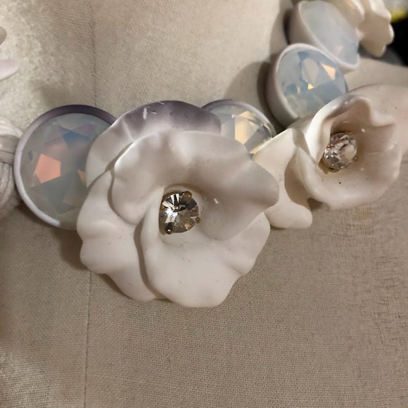 RARE SIGNED J CREW STATEMENT LG WHITE BRULEE RUBBER FLOWER CRYSTAL NECKLACE - Picture 3 of 9